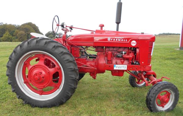 Veterantraktor - Farmall - EM, 1954, 4 cyl, fotogen, 38 hk. I fint körbart utställningsskick med nya...